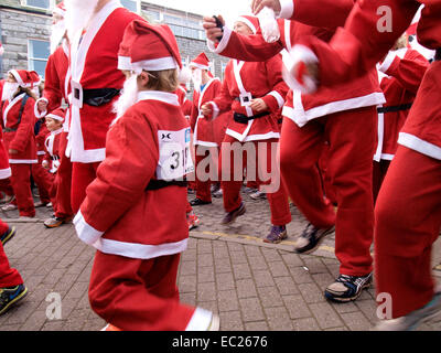 Gruppe Aufwärmübungen für die Charity-Santa laufen auf das Weihnachtsfest von Padstow, Cornwall, UK Stockfoto