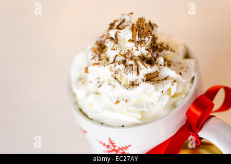 Heiße Schokolade garniert mit Schlagsahne und Schokolade Späne. Stockfoto