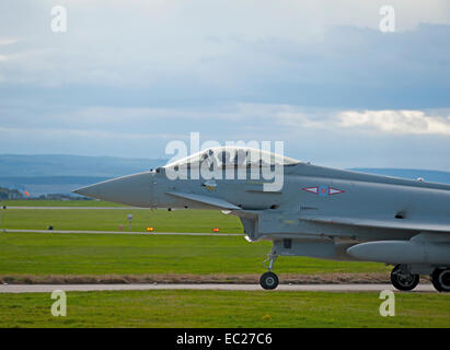 RAF 1 Staffel Eurofighter Typhoon FRG4 schnell Jet auf Start-und Landebahn Taxi Weg.   SCO 9296. Stockfoto