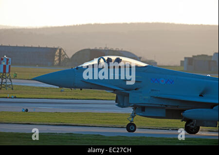 RAF militärischen Allwetter Eurofighter Typhoon FRG4 Besteuerung auf Flugplatz-Landebahn.  SCO 9297 Stockfoto