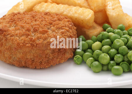 Fischkuchen mit Panierter Fisch und Kartoffeln, serviert mit Pommes Frites und Erbsen gemacht Stockfoto