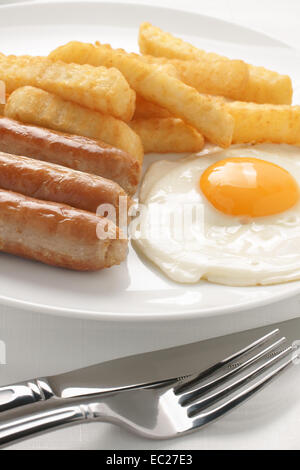 Gebratene Wurst Ei und chips ein beliebtes Café-Menü-Eintrag Stockfoto