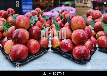 Frische rote Äpfel auf der Straße von Bangkok, Thailand Stockfoto