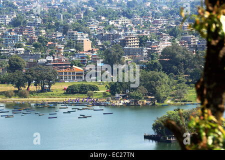 Die 4.43 km2-784 ms.high Phewa Tal-See am Fuße des Annapurnas mit Pokhara Stadt gesehen aus dem Weg Ananda Hügel hinunter. Stockfoto