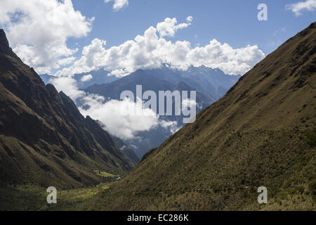 Peru. 30. November 2014. Ein Blick vom toten Frau Pass steht um 13 Uhr, Wanderung 776 Füße auf Inka-Trail nach Machu Picchu in Peru, dem höchsten Punkt der Wanderung. © Nicolaus Czarnecki/ZUMA Draht/Alamy Live-Nachrichten Stockfoto