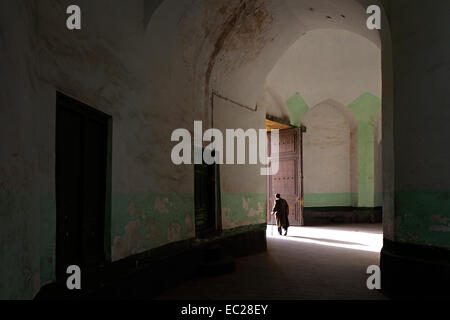 Ein Alter Mann verlässt ID-Kah Moschee, Kashgar, Landtages Xinjiang, China. Dies ist die größte Moschee in China. Stockfoto