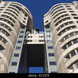 Bogen Sie zwischen zwei Bürogebäuden. Ansicht von unten. Stockfoto