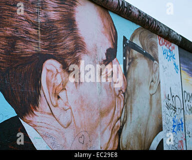 Kuss zwischen Breschnew und Honecker auf der Berliner Mauer an der East Side Gallery gemalt. Stockfoto