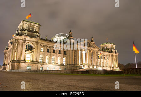 Seitenansicht des Reichstagsgebäudes in der Nacht in Berlin, Deutschland Stockfoto