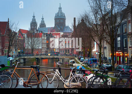 Kanal und St. Nicolas Church in Amsterdam im Winter. Holland Stockfoto