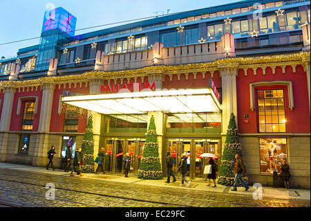 Vorderansicht des Palladium Shopping Mall mit Weihnachtsschmuck. Stockfoto