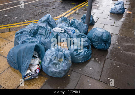 Müll Zentrum Taschen warten Sammlung im Stadt Edinburgh Schottland UK Stockfoto