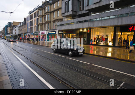 Straßenbahn-Linien an der Princes Street im Stadt Zentrum Edinburgh Schottland UK Stockfoto