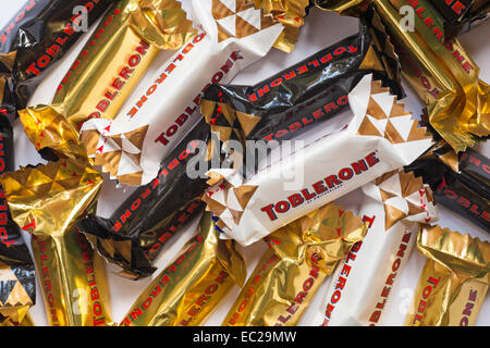 Bars von Miniatur Toblerone Schokolade - dunkle Schokolade, Milch, Schokolade, weiße Schokolade, Honig und Mandel nougat Stockfoto