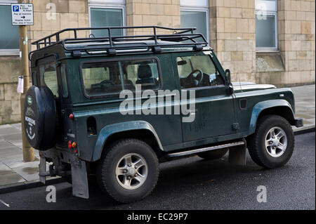 Land Rover Defender 90 geparkt auf Straße im Stadtzentrum von Edinburgh Schottland UK Stockfoto