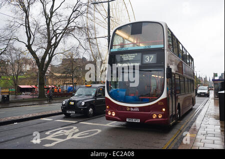 Taxi & Doppeldecker-Bus an der Princes Street im Stadt Zentrum Edinburgh Schottland UK Stockfoto