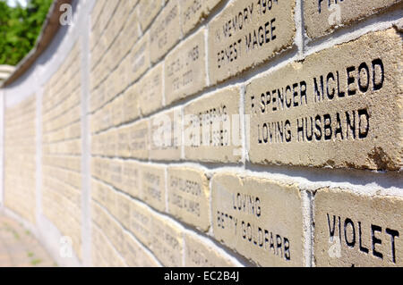 Eine Mauer aus Ziegeln mit Worten geschnitzt auf sie. Stockfoto