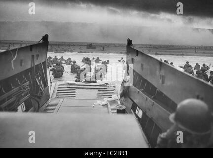 US-Soldaten von Unternehmen E, 16. Infanterie, 1. US-Infanteriedivision Wade an Land auf den Fox-Grün-Bereich von Omaha Beach aus einer Küstenwache betrieben Landungsboote LCVP während der d-Day Invasion 6. Juni 1944 in Calvados, Basse-Normandie, Frankreich. Amerikanische Soldaten begegnet den neu gegründeten Deutschen 352. Division bei der Landung. Während der ersten zwei Drittel der Unternehmen E Landung wurde Opfer. Stockfoto