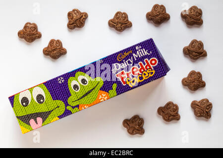 Cadbury Dairy Milk Freddo Gesichter Pralinenschachtel mit Inhalt verschüttet isolierten auf weißen Hintergrund Stockfoto