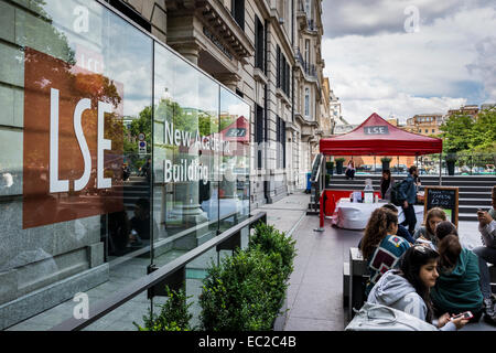 LSE-Logo am Eingang zum Department of Law (New Academic Building), London, UK Stockfoto