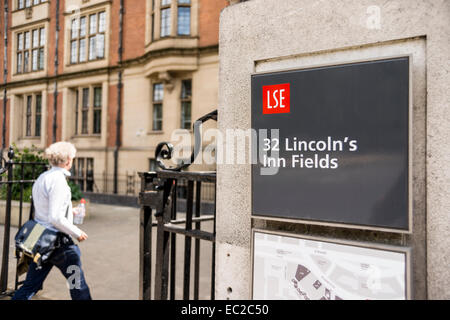 Eingang des LSE 32 Lincoln Inn Fields Building, London, UK Stockfoto