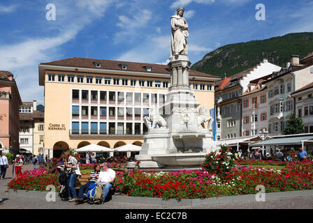 Waltherplatz in Bozen in Südtirol mit Touristen am Denkmal für den Dichter Walther von der Vogelweide. Stockfoto
