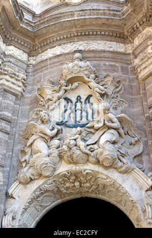 Detail der barocken Skulptur über dem Hierros Tür Eingang zur Kathedrale der Heiligen Maria in Spanien Stockfoto