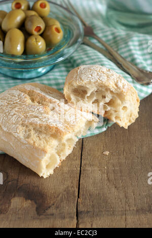 Italienisches Ciabatta Brot und Oliven in einem rustikalen Rahmen Stockfoto