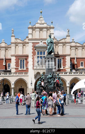 Touristen vor dem Mickiewicz-Denkmal auf dem Markt Platz von Krakau in Polen. Stockfoto