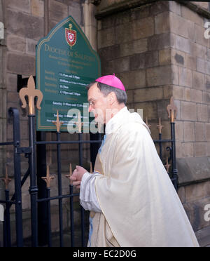 Salford, größere Manchester, UK 8. Dezember 2014 Bischof John Arnold geht zur Kathedrale für die feierliche Messe seiner Installation. Er ist der elfte Bischof von Salford Bischof Terence Brain, die zurückgezogen hat, nachdem er 1997 den zehnten Bischof zu ersetzen. Bischof Arnold war zuvor Weihbischof in der Diözese von Westminster. Neuer Bischof von Salford Credit: John Fryer/Alamy Live-Nachrichten Stockfoto