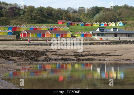 Bunte Strandhäuschen spiegelt sich in Pools am Strand auf Scarborough North Bay bei Ebbe, Oktober Stockfoto