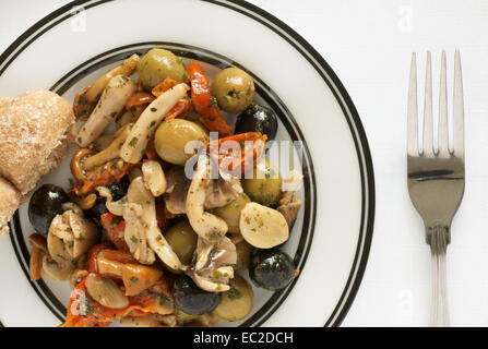 Antipasti mit Oliven sonnengetrockneten Tomaten und Shitake Pilzen Top-down Ansicht gemacht Stockfoto