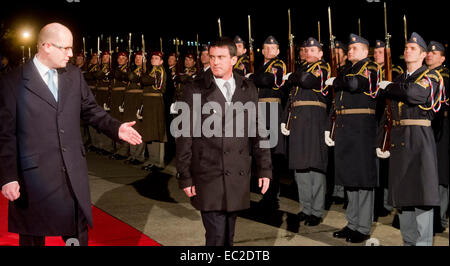 Prag, Tschechische Republik. 8. Dezember 2014. Der tschechische Ministerpräsident Bohuslav Sobotka, begrüßt sein französischen Amtskollege Manuel Valls, Recht, in Prag, Tschechische Republik, links, 8. Dezember 2014. Valls ist am zweitägigen Besuch in der Tschechischen Republik. © Vit Simanek/CTK Foto/Alamy Live-Nachrichten Stockfoto