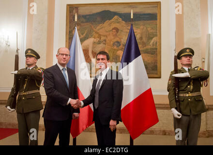 Prag, Tschechische Republik. 8. Dezember 2014. Der tschechische Ministerpräsident Bohuslav Sobotka, begrüßt sein französischen Amtskollege Manuel Valls, Recht, in Prag, Tschechische Republik, links, 8. Dezember 2014. Valls ist am zweitägigen Besuch in der Tschechischen Republik. © Vit Simanek/CTK Foto/Alamy Live-Nachrichten Stockfoto