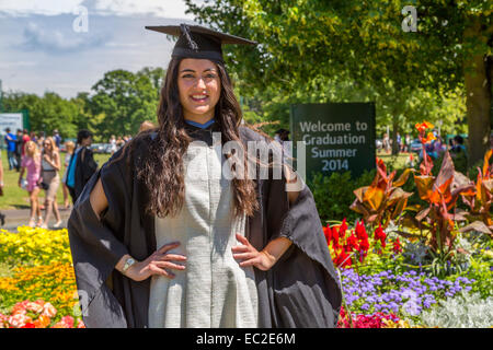 Eine weibliche University Student posiert in ihrer Graduierung Mütze und Mantel Stockfoto