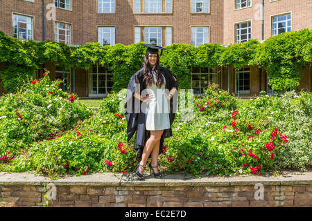 Eine weibliche Studentin posiert in ihrer Graduation Cap und Gown Nottingham University Nottingham England UK Stockfoto
