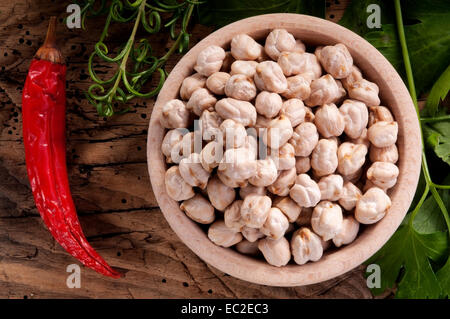 Gemüse in einem Korb, bereit für eine Suppe. Reihe von Aromen zum Würzen Stockfoto