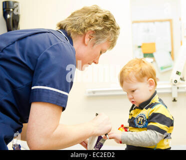 Ein kleiner Junge auf die Ärzte Chirurgie haben einen Check up Stockfoto