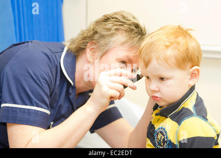 Ein kleiner Junge auf die Ärzte Chirurgie haben einen Check up Stockfoto