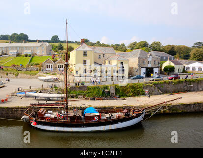 Charlestown Hafen in der Nähe von St Austell Cornwall England UK im Sommer mit Großsegler Stockfoto