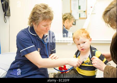 Ein kleiner Junge auf die Ärzte Chirurgie haben einen Check up Stockfoto