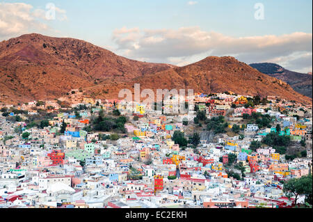 Eine Luftaufnahme von Guanajuato, Mexiko in der Abenddämmerung. Stockfoto