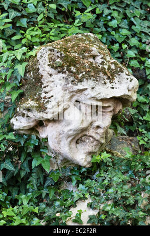 Groteske und gruselige Statuen ragen aus dem Boden im Waldgarten aus dem 18. Jahrhundert in der Villa Pisani, Stra, Veneto, Italien Stockfoto
