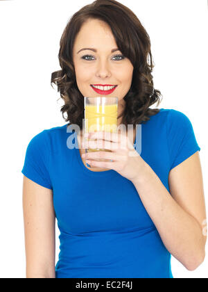 Attraktive junge Frau trinken Fruchtsaft Stockfoto