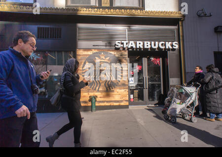 Ein Starbucks Café am West 34th Street in New York gesehen auf Sonntag, 7. Dezember 2014. (© Richard B. Levine) Stockfoto