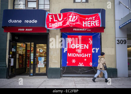 Ein Schild draußen eine Duane Reade/Walgreens Drugstore am Freitag, 5. Dezember 2014 in New York wirbt damit, dass Grippeimpfungen zur Verfügung stehen. Die Centers for Disease Control angekündigt, die diesjährigen H3N2 mutiert ist und das diesjährige Impfstoff werden nicht so effektiv wie erhofft. Die CDC ist immer noch die Öffentlichkeit, ein Schuss zu bekommen, da der Impfstoff, der drei Stämme abdeckt, noch wirksam gegen die H3N2 nicht mutiert ist ermutigend. (© Richard B. Levine) Stockfoto