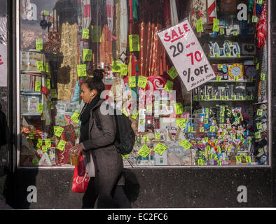 Kunden weitergeben Donnerstag, 4. Dezember 2014 ein Discounter im Herald Square Einkaufsviertel in New York. Oh, mein! Nur 20 Tage bis Weihnachten. (© Richard B. Levine) Stockfoto