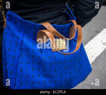 Eine Frau trägt eine Handtasche mit einem Label Louis Vuitton in New York auf Donnerstag, 4. Dezember 2014. (© Richard B. Levine) Stockfoto