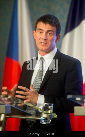 Prag, Tschechische Republik. 8. Dezember 2014. Französischer Premierminister Manuel Valls während der Pressekonferenz in Prag, Tschechische Republik, 8. Dezember 2014 abgebildet. Valls ist am zweitägigen Besuch in der Tschechischen Republik. © Vit Simanek/CTK Foto/Alamy Live-Nachrichten Stockfoto