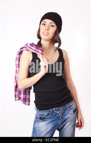 Niedliche Hipster Teenager-Mädchen mit Mütze Hut posiert, Blick in die Kamera Stockfoto